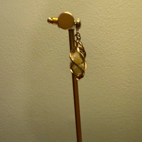 Vintage 1960s Gold/Pearl Post Back Swirl Earrings - Picture 6 of 8